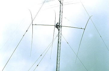 Ken K5KA ajustando la antena de 40 metros