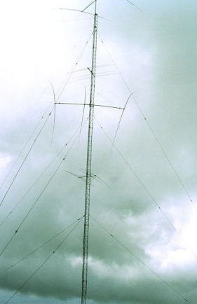 Torre de 42 metros con 2 antenas para 40metros y 2 para 12/17 metros